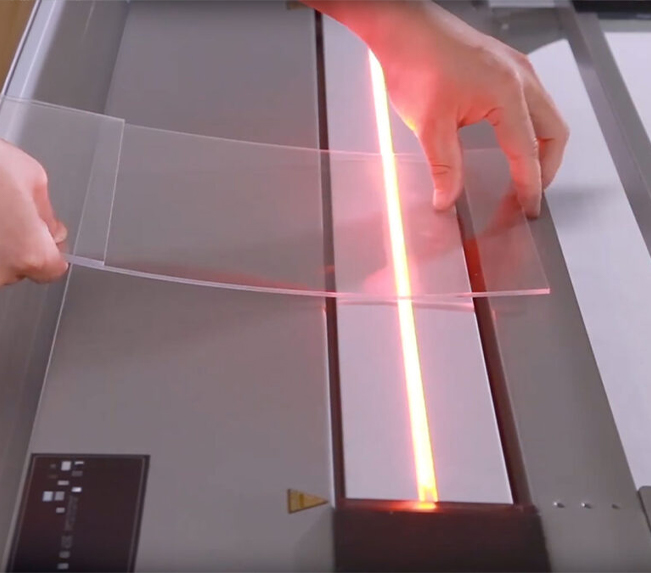 Façonnage Plexiglass avec pliage à chaud d’une plaque PMMA transparente