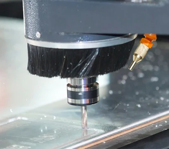Façonnage Plexiglass avec usinage et perçage d’une plaque PMMA transparente