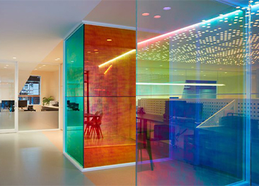 Plaque Plexiglass colorée utilisée pour une cloison d’aménagement intérieur