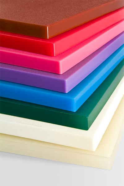 Plaque Plexiglass colorée en PMMA empilée dans plusieurs teintes
