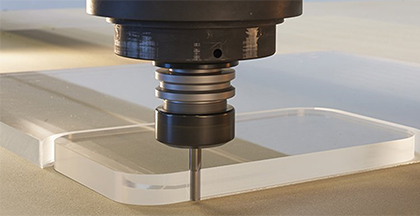 Plaque Plexiglass transparente en cours de découpe et d’usinage CNC