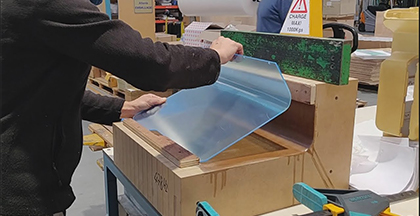 Plaque Plexiglass transparente en cours de pliage et de mise en forme